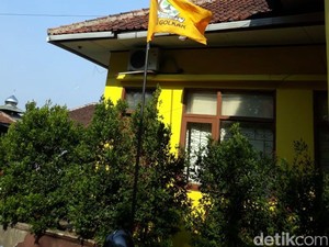 Bendera Golkar Setengah Tiang Berkibar di DPD Cianjur dan Garut