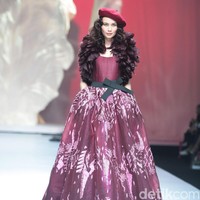 Eddy Betty menggelar show tunggal di Ballroom hotel Raffles, Jakarta. Rabu (20/9/2017). Koleksi terbaru Eddy Betty yang bertajuk Liberte terispirasi dari perjalanan hidup sang desainer. [Foto: Mohammad Abduh/Wolipop]