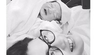 Stevie Agnecya yang tak lain adalah mantan istri Samuel Rizal melahirkan bayi laki-laki dari pernikahannya kini dengan pilot bernama Anggi Pratama. Foto: Instagram @stevieagnecya