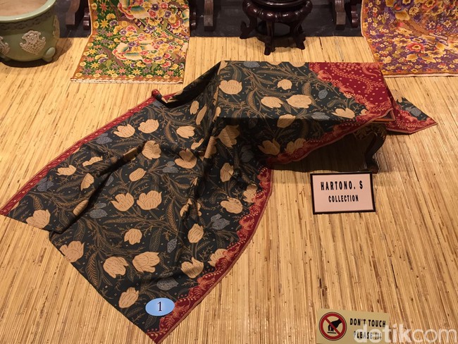 Salah satu kain batik yang dipamerkan adalah Sarung Batik Bunga Tulip. Berasal dari Pekalongan, kain yang dipercantik dengan motif bunga tulip ini dibuat pada 1890 silam. Foto: Daniel Ngantung/Wolipop