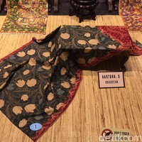 Salah satu kain batik yang dipamerkan adalah Sarung Batik Bunga Tulip. Berasal dari Pekalongan, kain yang dipercantik dengan motif bunga tulip ini dibuat pada 1890 silam. Foto: Daniel Ngantung/Wolipop