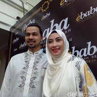 Sultan Djorghi & Anissa Tri Hapsari mereka bertemu saat bermain di sinetron berjudul Love In Bombay’. Anissa kala itu berstatus janda dan dan merajut kasih dengan Sultan. Mereka resmi menikah pada 2008. Foto: DetikHot