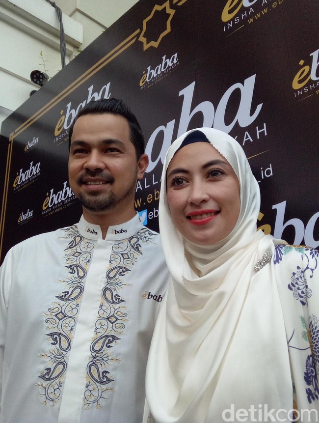 Sultan Djorghi & Anissa Tri Hapsari mereka bertemu saat bermain di sinetron berjudul Love In Bombay’. Anissa kala itu berstatus janda dan dan merajut kasih dengan Sultan. Mereka resmi menikah pada 2008. Foto: DetikHot