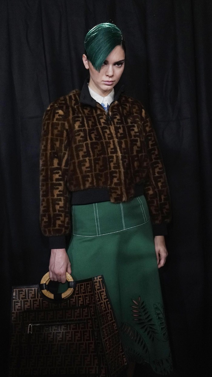 Kendall Jenner Berambut Pendek dan Berwarna Hijau, Yay Or Nay?