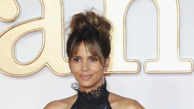 Halle Berry dikatakan Julian punya pipi yang kenyal natural seperti Angelina. Fitur itu juga membuatnya awet muda. Foto: Chris Jackson/Getty Images