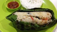 Nasi bakar tak kalah enak diberi potongan jambal. Ada sensasi gurih renyah. Makin mantap dengan irisan cabai dan daun kemangi.