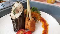 Restoran ramah anak Mamain menyediakan nasi bakar dengan tambahan lidah sapi. Di dalam nasi ada selipan potongan lidah sapi, ikan teri, dan daun kemangi. Tak ketinggalan dua tusuk satai lilit. Nyam!