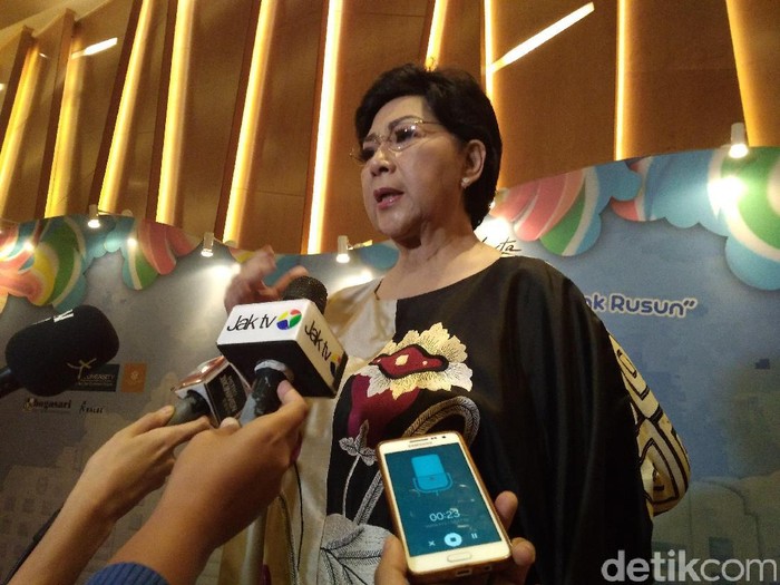 Titiek Puspa di operet aku anak rusun Titiek Puspa di operet aku anak rusun