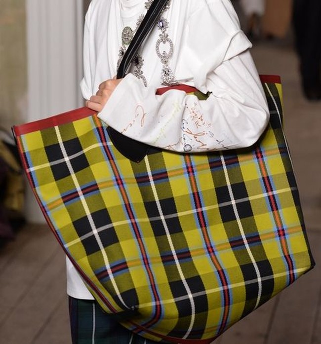 Tas motif plaid klasik dari Burberry yang mencuri perhatian karena ukuran besarnya. Foto: Ist.