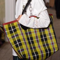 Tas motif plaid klasik dari Burberry yang mencuri perhatian karena ukuran besarnya. Foto: Ist.