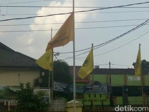 Bendera parpol setengah tiang juga terlihat di kantor DPD Golkar Garut