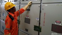 Pembangunan GIS New Pulogadung tersebut dikerjakan oleh konsorsium PT General Electric dan PT Pencie Indonesia di bawah penganggung jawab PT PLN Transmisi Jawa Bagian Barat. Pekerjaannya memakan waktu 24 bulan.