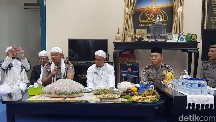 Hadiah Umrah dari Ustaz Arifin Ilham untuk Polantas di Bogor