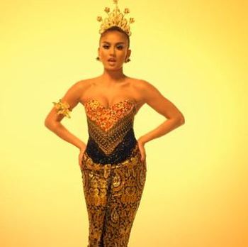 Seksi dan Megahnya Agnez MO Pakai Kebaya Anne Avantie di Video Klip Baru
