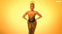 Selain itu ia juga tampil memakai baju dodot dalam video klipnya. Dok. YouTube/Agnez Mo