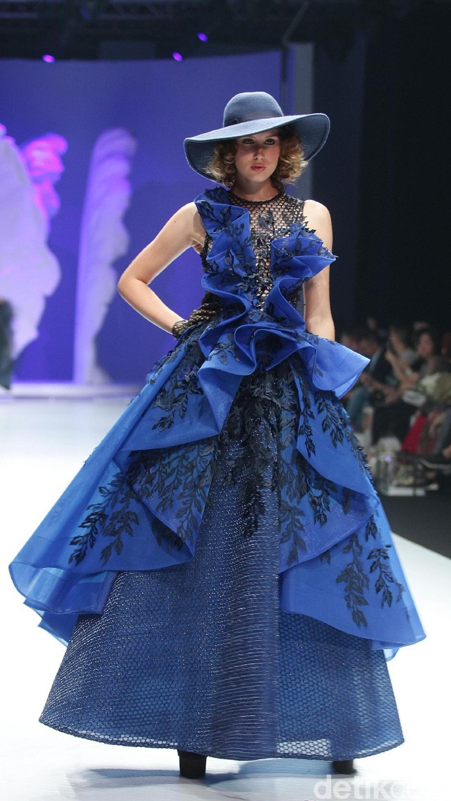 Eddy Betty menggelar show tunggal di Ballroom hotel Raffles, Jakarta. Rabu (20/9/2017). Koleksi terbaru Eddy Betty yang bertajuk Liberte terispirasi dari perjalanan hidup sang desainer. [Foto: Mohammad Abduh/Wolipop]