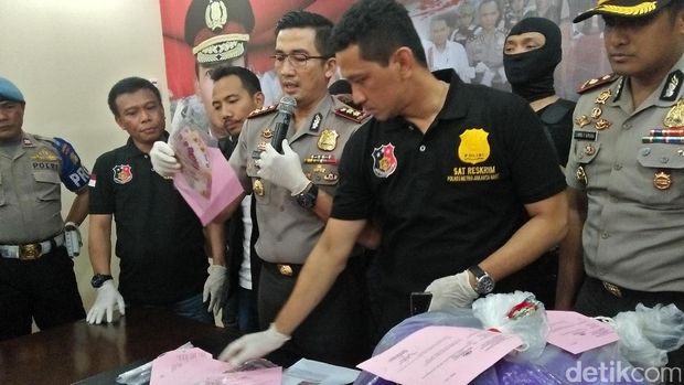Wakapolres Metro Jakarta Barat AKBP Adex Yudisman memberikan keterangan pers.