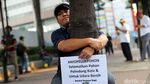 Aksi Selamatkan Pohon Pelindung Kota