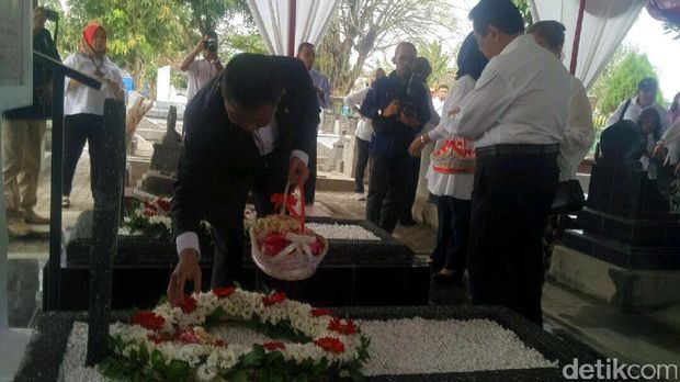 Menteri Jonan tabur bunga di makam Arie F. Lasut