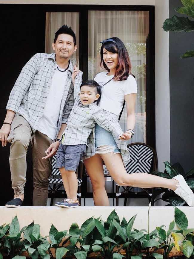 Ryan Delon & Sharena Rizky merupakan pasangan yang bertemu saat bermain film FTV Anyer im In Love’. Sharena dan Ryan memutuskan untuk menikah pada 13 Desember 2013. Foto: Instagram