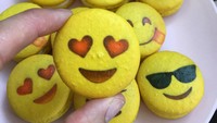 Meriah ya macaron ini? Warnanya kuning dengan lukisan emoji menarik selera. Foto: Danas Bakery