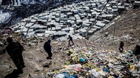 La Rinconada dihuni 3.000 orang, yang bekerja sebagai penambang emas. Namun jika diperhatikan, La Riconanda lebih layak disebut pemukiman daripada suatu kota. Sebab, di sana rumah-rumahnya hanya beratapkan seng (Sebastian Castaneda/BBC Travel)
