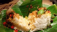 Nasi bakar pastinya enak ditambahkan peda hingga pete. Di Opah Mami ada pilihan nasi bakar ayam, teri, peda, hingga peda plus pete.