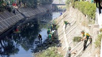 Para prajurit Kostrad nyemplung ke sungai untuk membersihkan sampah. (Penkostrad).