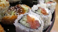 Philadelphoa Roll ini isinya juga sederhana, fillet tuna mentag, nori dan keju krim. Rasanya gurih banget. Juga populer di Amerika setelah California Roll.Foto: Istimewa