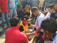 Kapolda Jabar Irjen Agung Budi Maryoto memasang kaki palsu kepada salah satu korban kecelakaan lalu lintas.