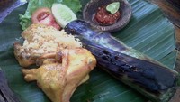 Nasi bakar jadi menu wajib jika bertandang ke Pondok Geulis. Nasi bakar dilengkapi ayam kremes, lalapan dan juga sambal di atas cobek mungil. Aromanya yang wangi plus cita rasa sedapnya bikin lidah puas!