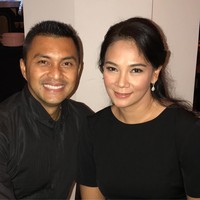 Anjasmara dan Dian Nitami adalah salah satu pasangan yang booming pada tahun 90an. Mereka bertemu saat bermain sinetron berjudul Romi dan Yuli’. Saat ini usia pernikahan Anjas dan Dian telah mencapai 18 tahun. Foto: Instagram