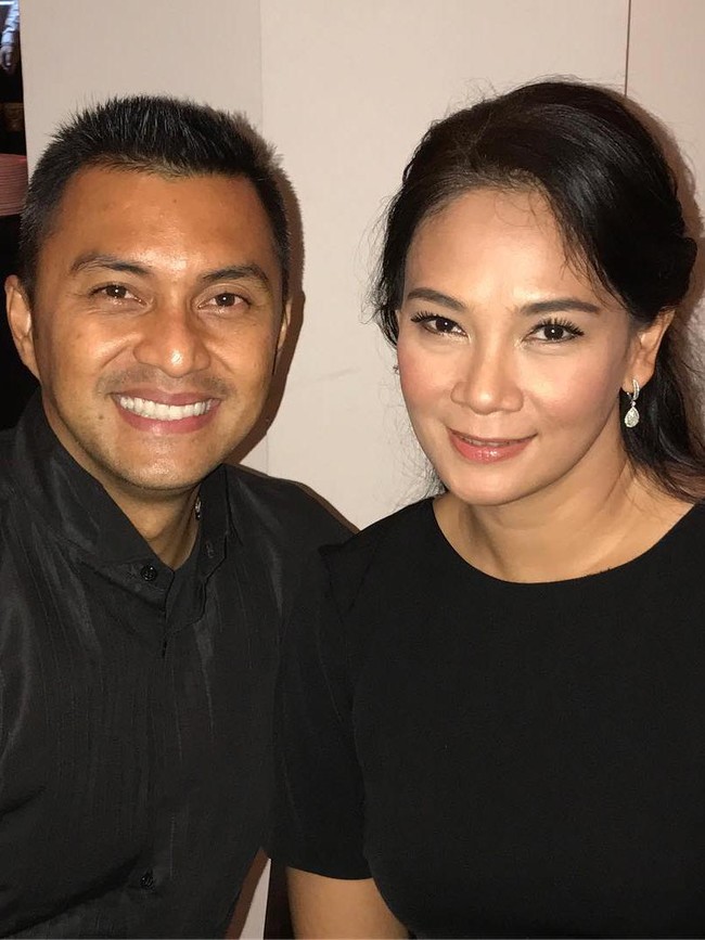 Anjasmara dan Dian Nitami adalah salah satu pasangan yang booming pada tahun 90an. Mereka bertemu saat bermain sinetron berjudul Romi dan Yuli’. Saat ini usia pernikahan Anjas dan Dian telah mencapai 18 tahun. Foto: Instagram