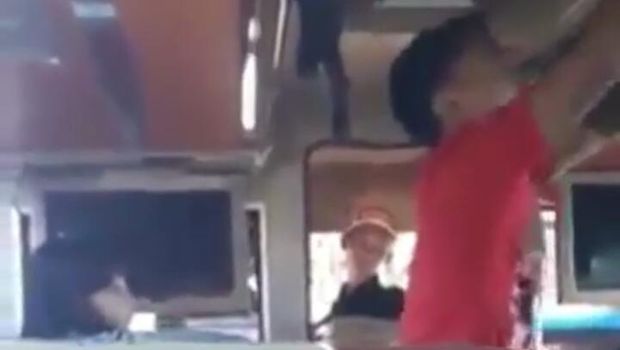 Penumpang yang terus dicecar oleh pengamen kesal dan mengajak turun dari bus untuk selesaikan masalah