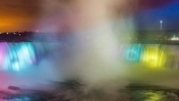 Niagara yang tadinya di kala malam hanya tampak berwarna putih, kini terlihat lebih warna-warni. Dalam waktu bersamaan warna yang muncul tak hanya bisa 1 saja, melainkan bisa digabung 3 warna sekaligus (argenel/niagaraparks/Instagram)