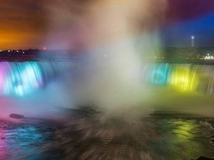 Foto: Air Terjun yang Berwarna-warni Kala Malam
