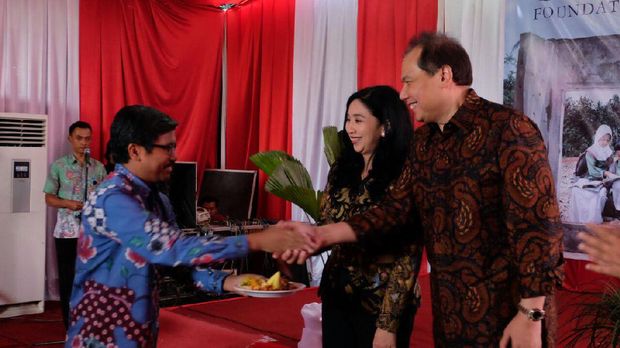 Chairul Tanjung dan Anita Ratnasari Tanjung menerima potongan tumpeng