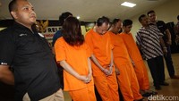 Empat orang tersangka juga dihadirkan dalam rilis tersebut.