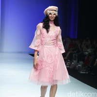 Eddy Betty menggelar show tunggal di Ballroom hotel Raffles, Jakarta. Rabu (20/9/2017). Koleksi terbaru Eddy Betty yang bertajuk Liberte terispirasi dari perjalanan hidup sang desainer. [Foto: Mohammad Abduh/Wolipop]