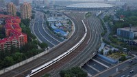 Fuxing memiliki sistem pemantauan yang bekerja untuk memperlambat kereta api dalam keadaan darurat secara cepat. Telemetri yang terpasang juga memungkinkan pusat kendali memantau kereta secara real-time. China Daily via REUTERS.