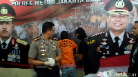 Iya terduga pelaku ini Agustinus. Dia yang mengaku menemukan korban pertama kali. Karena ada keterangan yang nggak nyambung, digali terus, akhirnya dia mengaku, ujar Kabid Humas Polda Metro Jaya Kombes Argo Yuwono kepada detikcom, Jumat (22/9/2017). (Ahmad Bil Wahid-detikcom)