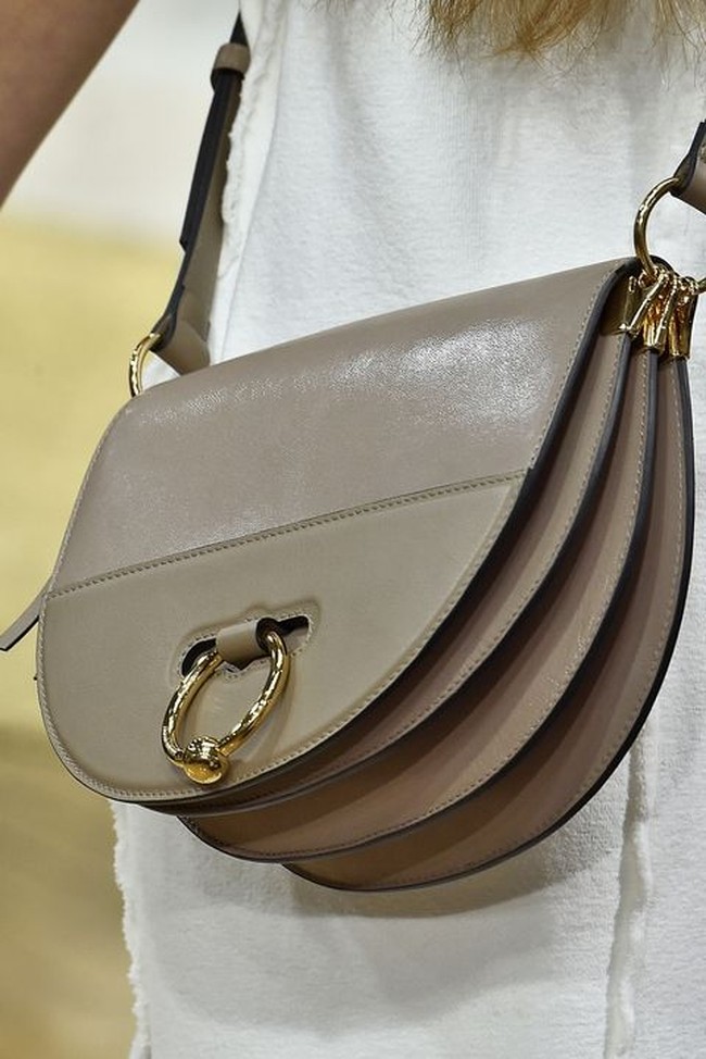 Tas model retro dari J.W. Anderson hadir dengan bagian metalik sebagai kancingnya. Foto: Ist.