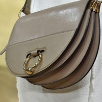 Tas model retro dari J.W. Anderson hadir dengan bagian metalik sebagai kancingnya. Foto: Ist.