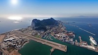 Bandara yang satu ini, punya pemandangan laut keren dengan tebing yang menjulang tinggi. Lokasinya berada di Gibraltar Airport, Gibraltar (Gibraltar Tourism Board)