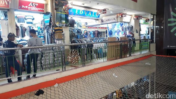 Pedagang Pasar Tanah Abang kurangi pesanan barang