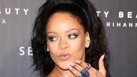 Rihanna mulai digosipin nggak-nggak semenjak sukamengenakan kostum yang berbau satanis. Duh! Foto: Pascal Le Segretain/Getty Images