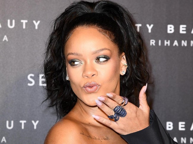 Lewat Fenty Beauty, Rihanna ingin menekankan pada keragaman fisik perempuan. Ada banyak warna yang berbeda. Aku mau orang-orang mengapresiasi produk tersebut dan tidak merasa, Oh produk ini bagus tapi hanya cocok untuk dia, terang Rihanna. (Foto: Pascal Le Segretain/Getty Images)