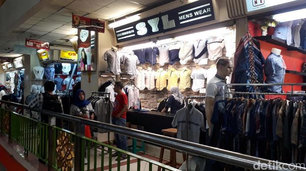 Pedagang Pasar Tanah Abang kurangi pesanan barang