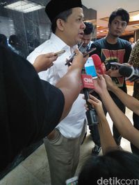 Lho! Fahri Hamzah ke DPR Pakai Baju Khas Gerindra
