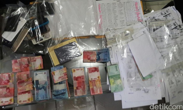 Diduga Pungli, Satu Pegawai Imigrasi Sukabumi dan 2 Calo Diamankan Diduga Pungli, Satu Pegawai Imigrasi Sukabumi dan 2 Calo Diamankan